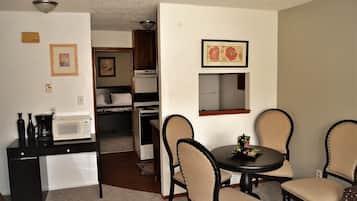 Apartment, 2 Bedrooms | Dining