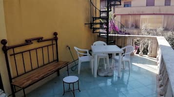 Villa, 3 Bedrooms, Balcony, Garden View | Outdoor dining