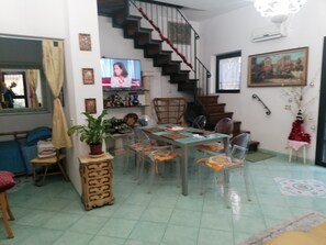 Villa, 3 Bedrooms, Balcony, Garden View | Dining