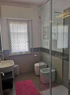 Shared Dormitory, 3 Bedrooms, Smoking, Balcony | Bathroom