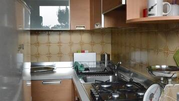 Dormitorio compartido, 3 habitaciones, para fumadores, balcón | Cocina privada | Parrilla de estufa y cafetera y tetera