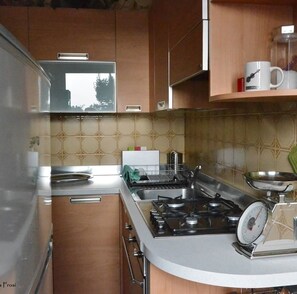 Dormitorio compartido, 3 habitaciones, para fumadores, balcón | Cocina privada | Parrilla de estufa y cafetera y tetera 