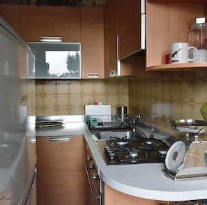 Dortoir partagé, 3 chambres, fumeur, balcon | Cuisine privée | Surface de cuisson, cafetière-théière
