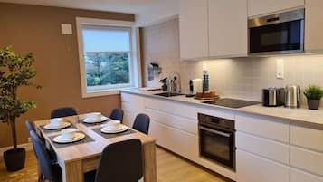 Apartment, 3 Bedrooms, Garden View | Dining room