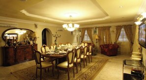 Room, 3 Bedrooms, Accessible, Smoking | Dining room