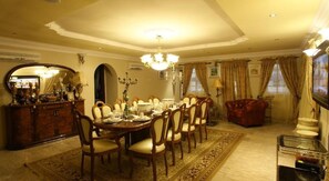 Dining room - Room-apartment Royale Hotel-3 Bd Apartme (Lagos)