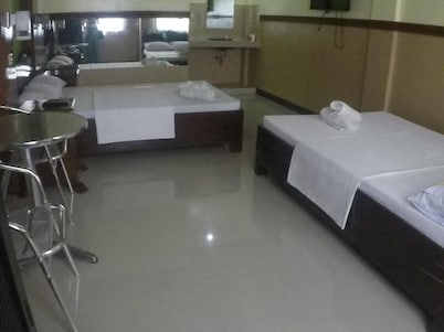 Reddoorz Plus near Municipality of Luisiana Laguna