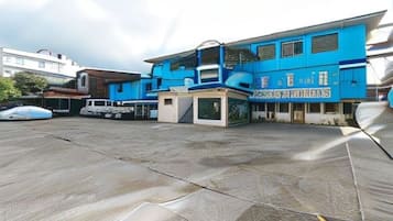A building with a blue facade and a sign that reads 'RESTAURANTE'.