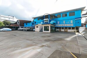 Un edificio con fachada azul y un letrero que dice 'RESTAURANTE'.