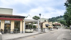 Ein Restaurant mit Außenbereich und überdachtem Platz.