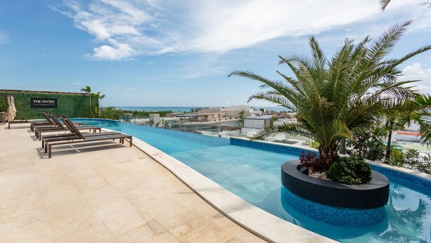 A rooftop pool area with lounge chairs and a view of the ocean. - Cozy Studio In Playa Del Carmen Downtown - Few Steps From the Beach!!! (Playa del Carmen)