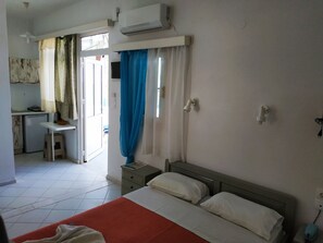 Studio, 1 Bedroom, Balcony, Pool View | 1 bilik tidur, cadar katil 