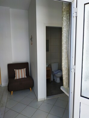 Studio, 1 Bedroom, Balcony, Pool View | Bilik Mandi | Pengering rambut, tuala disediakan 