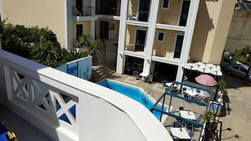 Estúdio, 1 quarto, sacada, vista para a piscina | Opções para refeição ao ar livre
