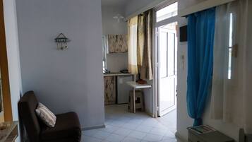 Estúdio, 1 quarto, sacada, vista para a piscina | Parte interna