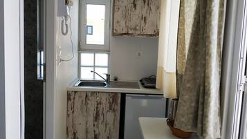 Estúdio, 1 quarto, sacada, vista para a piscina | Área de estar | TV, livros