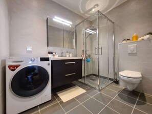 Apartamento, 2 quartos, vista para o jardim | Banheiro | Produtos de toalete grátis, secador de cabelo, shampoo 