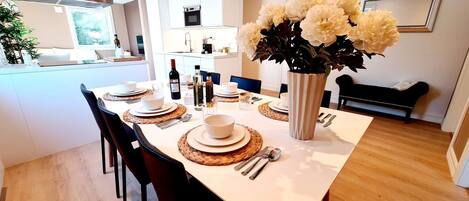 Departamento, 2 habitaciones, vista al jardín | Comedor