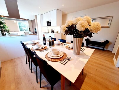 Bright And Modern - 2-bedroom, Central, Free Parking