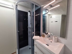 Apartment, 3 Bedrooms, Patio | Bathroom