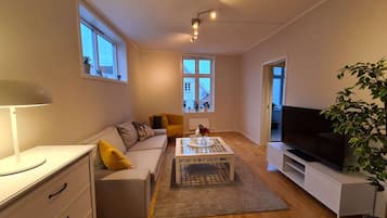 Apartment, 2 Bedrooms, Balcony, City View | Living room