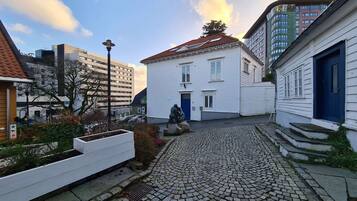 Leilighet, 2 soverom, balkong, byutsikt | Overnattingsstedets uteområder