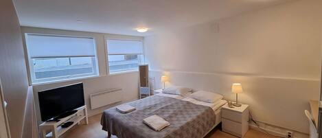 1 camera, una scrivania