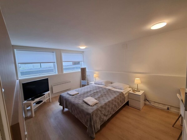 1 bedroom, desk
