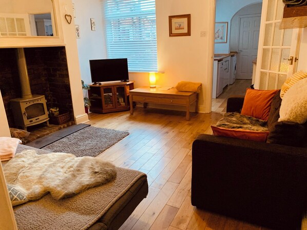 House, 2 Bedrooms, Patio, Garden View | Living room | Books
