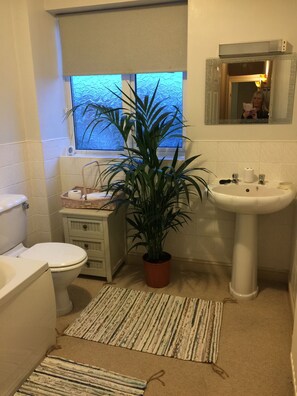 Bathroom - Cosy Cottage Sleeps 6 Suit Families, Contractors, Couples (Chesterfield)