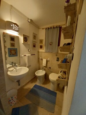 Shower, hair dryer, bidet, towels - Tramontana 28 (Sicilia)