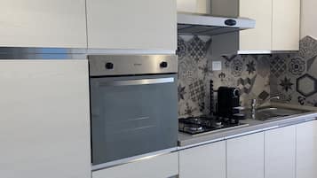 Frigorifero, forno, piano cottura, lavastoviglie