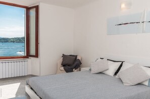 2 bedrooms, desk, iron/ironing board, travel crib