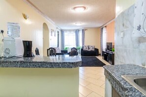 Kühlschrank, Mikrowelle, Ofen, Wasserkocher mit Kaffee-/Teezubehör