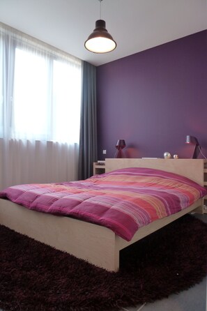 8 bedrooms, desk, WiFi