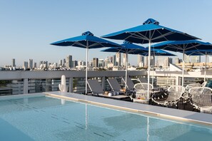 Piscine extérieure, parasols de plage, chaises longues