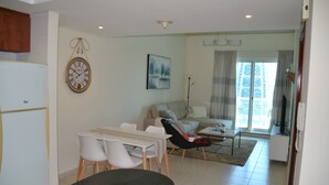 Dining - Delightful Lake View 1 Bedroom in JLT (Dubai)