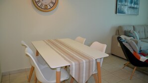 Dining - Delightful Lake View 1 Bedroom in JLT (Dubai)