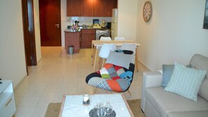 TV - Delightful Lake View 1 Bedroom in JLT (Dubai)