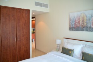 1 bedroom, iron/ironing board, bed sheets - Delightful Lake View 1 Bedroom in JLT (Dubai)