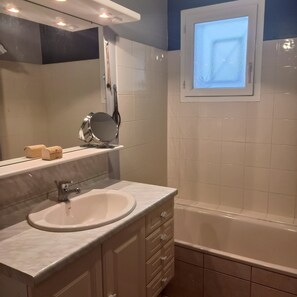 Ensemble douche/baignoire, sèche-cheveux, serviettes fournies, savon
