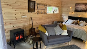 Een strijkplank/strijkijzer, wifi, beddengoed