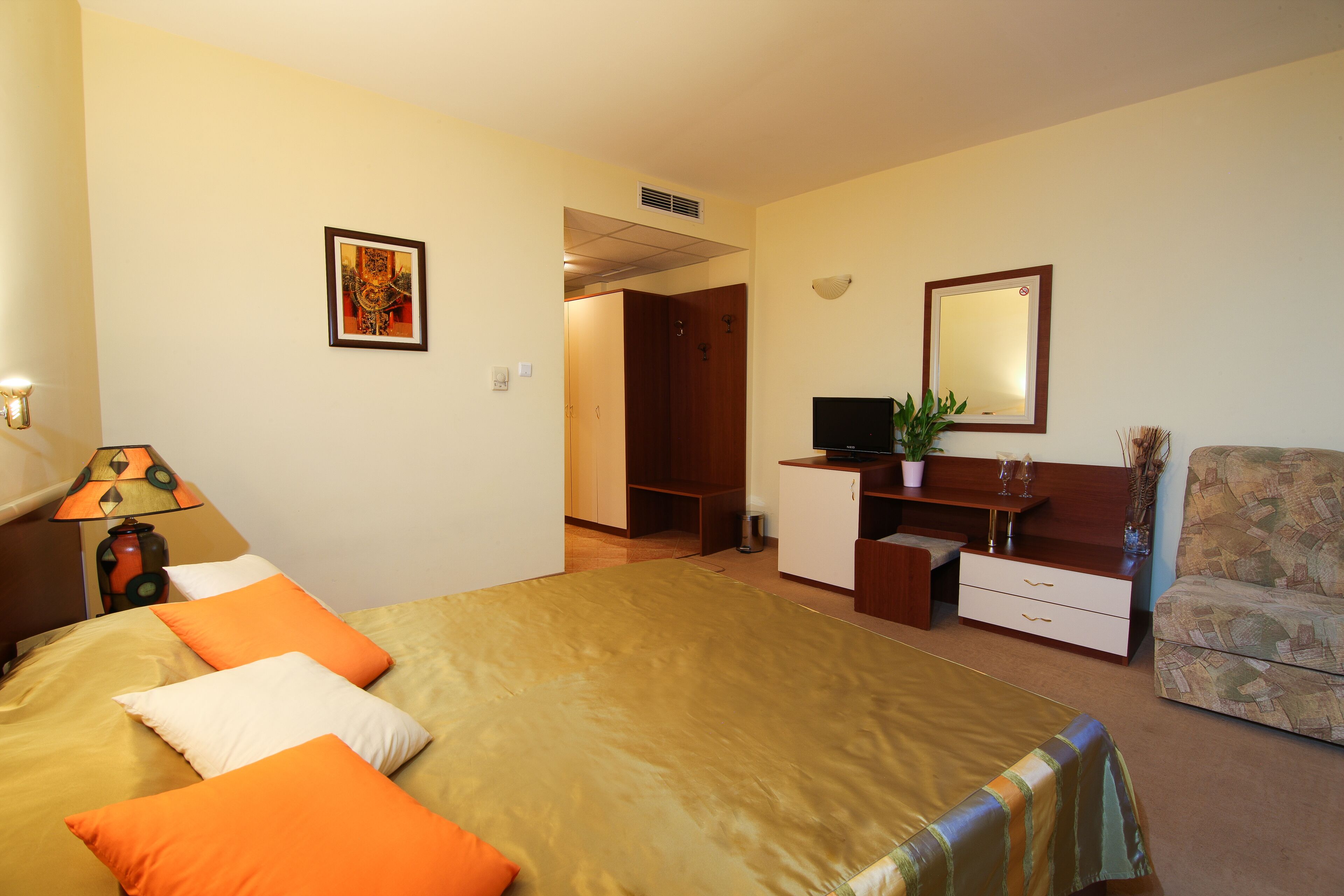 Basic Double or Twin Room | Minibar, desk, soundproofing, iron/ironing board