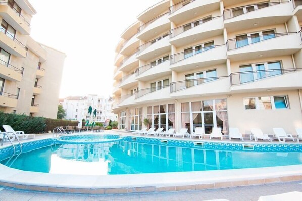 Seasonal outdoor pool - Hotel Veris (Sunny Beach)
