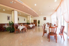 Daily continental breakfast (EUR 10 per person) - Hotel Veris (Sunny Beach)