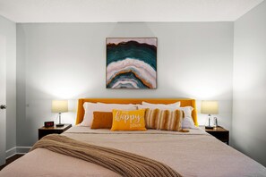 2 bedrooms, free WiFi, bed sheets - Sunny Dayz Unit A - newly updated townhome close to Myrtle Street Beach Entrance (Saint Simons Island)