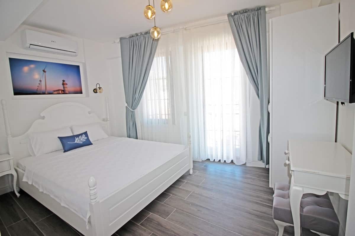 Quarto casal luxo, sacada, vista para o mar | Wi-Fi de cortesia, roupa de cama