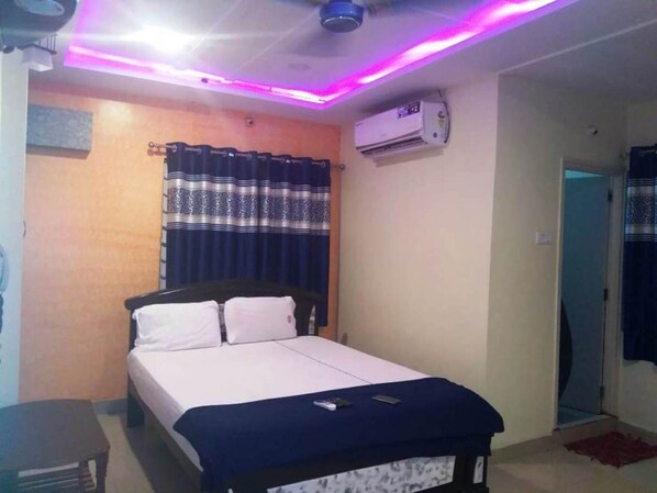 Hypo-allergenic bedding, iron/ironing board, bed sheets - Sagar Grand (Hyderabad)