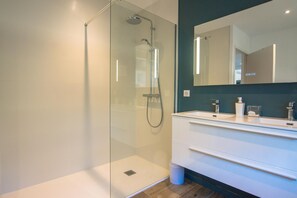Bathtub, hair dryer, towels