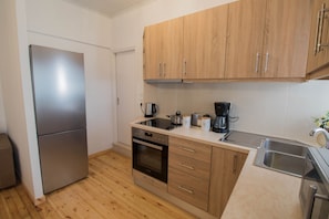 Familienapartment | Eigene Küche | Großer Kühlschrank, Ofen, Herdplatte